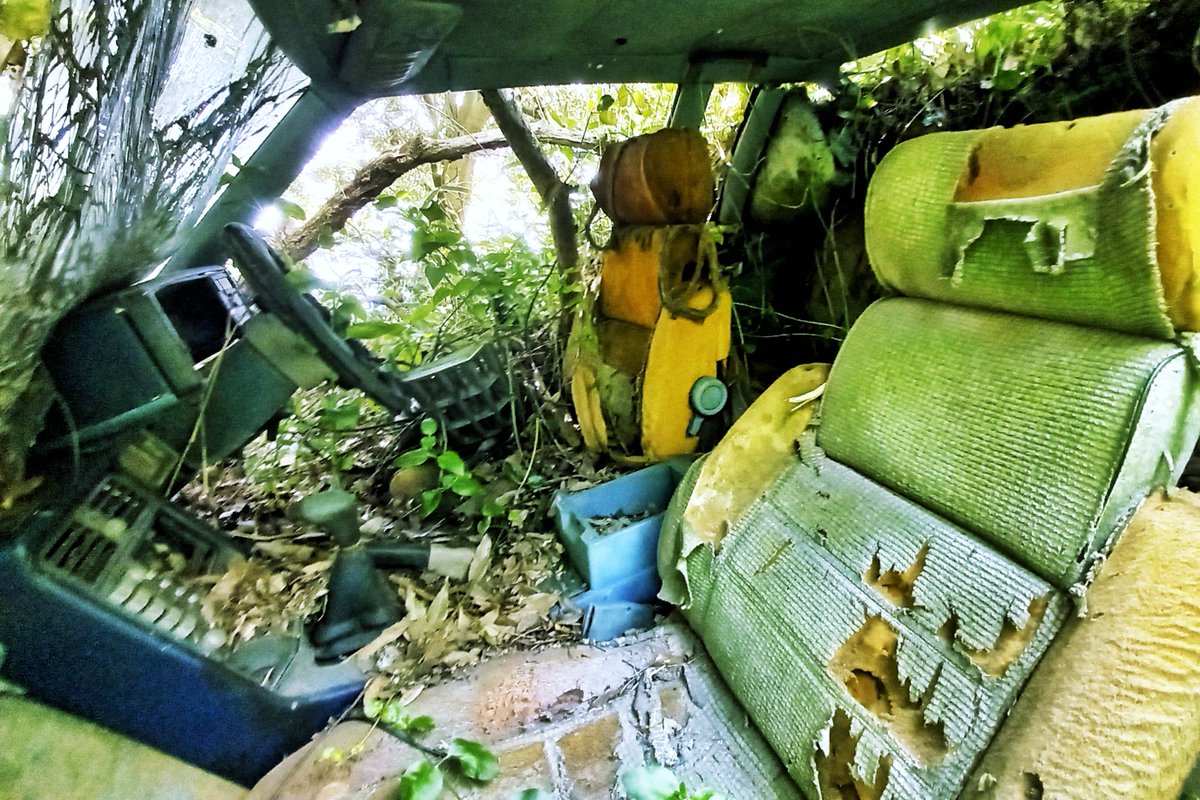 HYBSNBW's tweet photo. 六甲の崖下に残る走り屋の名残たち

兵庫県の六甲山は走り屋の聖地として古くから知られており、数多くの走り屋が今も昔も走り回っている奥ゆかしい山な訳であります。
そんな山では勿論事故も多発しており、コースの崖下には多数のパーツ、車、バイクが眠っています。
今回はそれらを紹介します。
↓ https://t.co/5I51W3CIFw