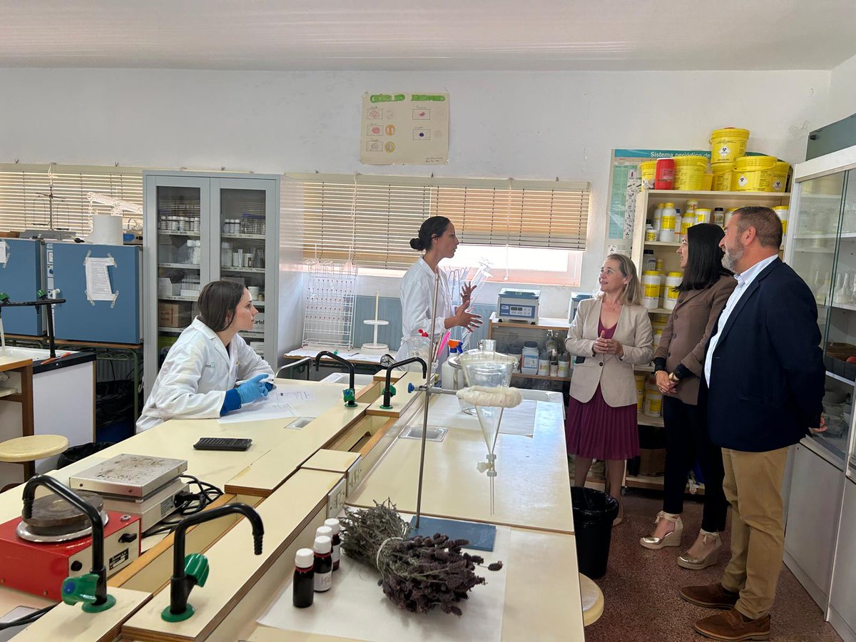 📸 La consejera de Educación, María Mercedes Vaquera, ha visitado hoy la localidad de Talarrubias para conocer sus centros educativos.