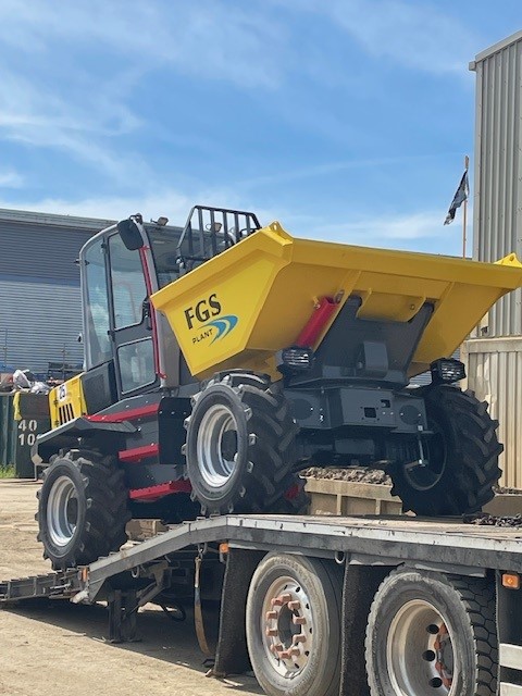 Two @WackerNeuson 6ton cabbed #dumpers were delivered to the depot last week, increasing the fleet size further.

Benefitting from higher ground clearance and heavy duty tyres, the machines are great for all #construction sites.

Thanks to @gemplantsales in Kent.

☎ 01622 713930