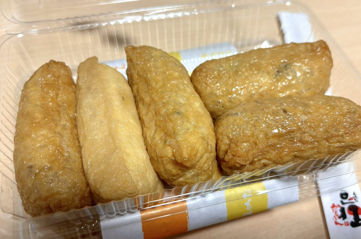 kageeinari's tweet photo. 今回のDF59でもたくさんのお供え物を頂きました!
皆様の優しさがありがたいありがたい。
十五年祭は赤字運営な事この上ありませんが、お供え頂く美味しいもので頑張れます!
#デザフェス
#DF
#df59
#デザインフェスタ
#影絵稲荷 https://t.co/kLmSrPJmjm