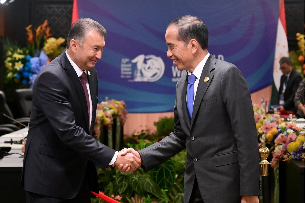 jokowi's tweet photo. Bersama Perdana Menteri Tajikistan, Qohir Rasulzoda, membahas kerja sama untuk menjamin keberlanjutan kualitas air bersih demi kesejahteraan bersama. Kontribusi Tajikistan sebagai satu di antara pemimpin dalam kebijakan air global sangat diharapkan untuk mencetuskan solusi bersama dunia internasional. Perdana Menteri Qohir Rasulzoda juga mengundang Indonesia untuk menghadiri konferensi internasional tentang Dekade Aksi Internasional “Air untuk Pembangunan Berkelanjutan” di Dunshanbe, Tajikistan.

***
Foto: Muchlis Jr - Biro Pers Sekretariat Presiden
Lokasi: Bali International Convention Center (BICC), Kabupaten Badung, Provinsi Bali. Senin, 20 Mei 2024.