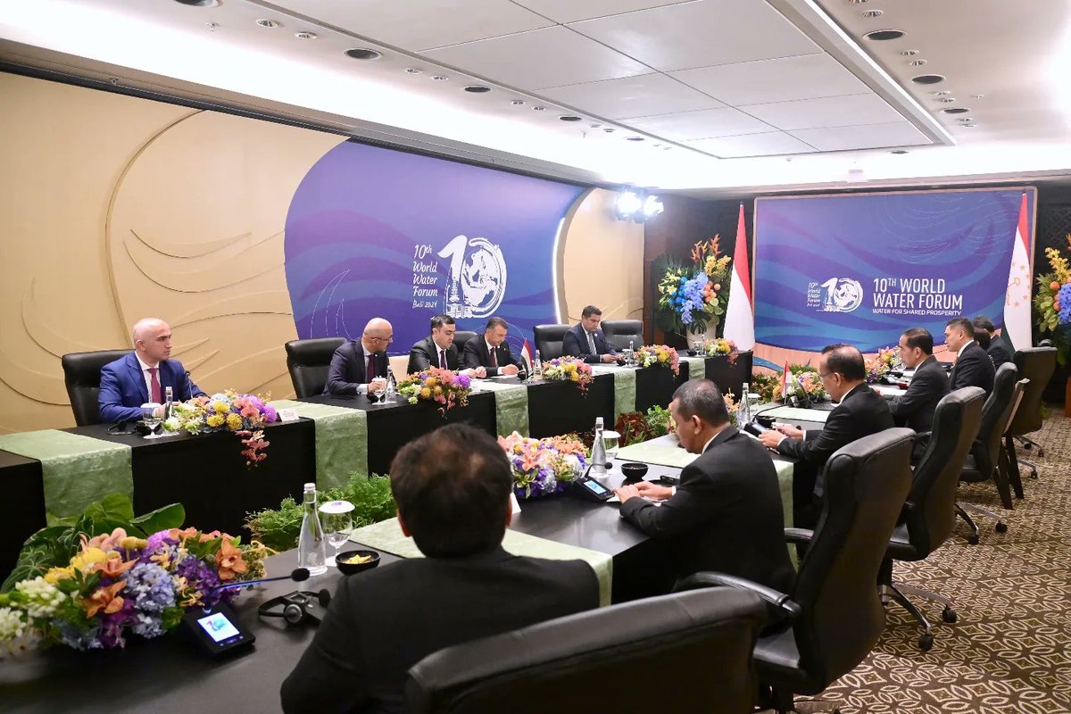 jokowi's tweet photo. Bersama Perdana Menteri Tajikistan, Qohir Rasulzoda, membahas kerja sama untuk menjamin keberlanjutan kualitas air bersih demi kesejahteraan bersama. Kontribusi Tajikistan sebagai satu di antara pemimpin dalam kebijakan air global sangat diharapkan untuk mencetuskan solusi bersama dunia internasional. Perdana Menteri Qohir Rasulzoda juga mengundang Indonesia untuk menghadiri konferensi internasional tentang Dekade Aksi Internasional “Air untuk Pembangunan Berkelanjutan” di Dunshanbe, Tajikistan.

***
Foto: Muchlis Jr - Biro Pers Sekretariat Presiden
Lokasi: Bali International Convention Center (BICC), Kabupaten Badung, Provinsi Bali. Senin, 20 Mei 2024.