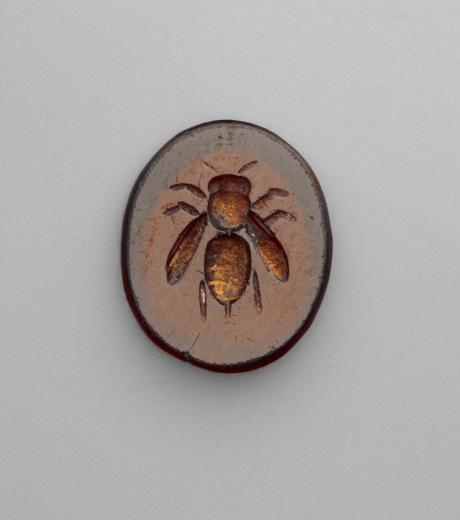 Apparently it's #WorldBeeDay: a beautiful #Roman intaglio depicting a bee. From Syria. 1st to 3rd century AD 🐝🐝🐝 Photo: Yale University Art Gallery.