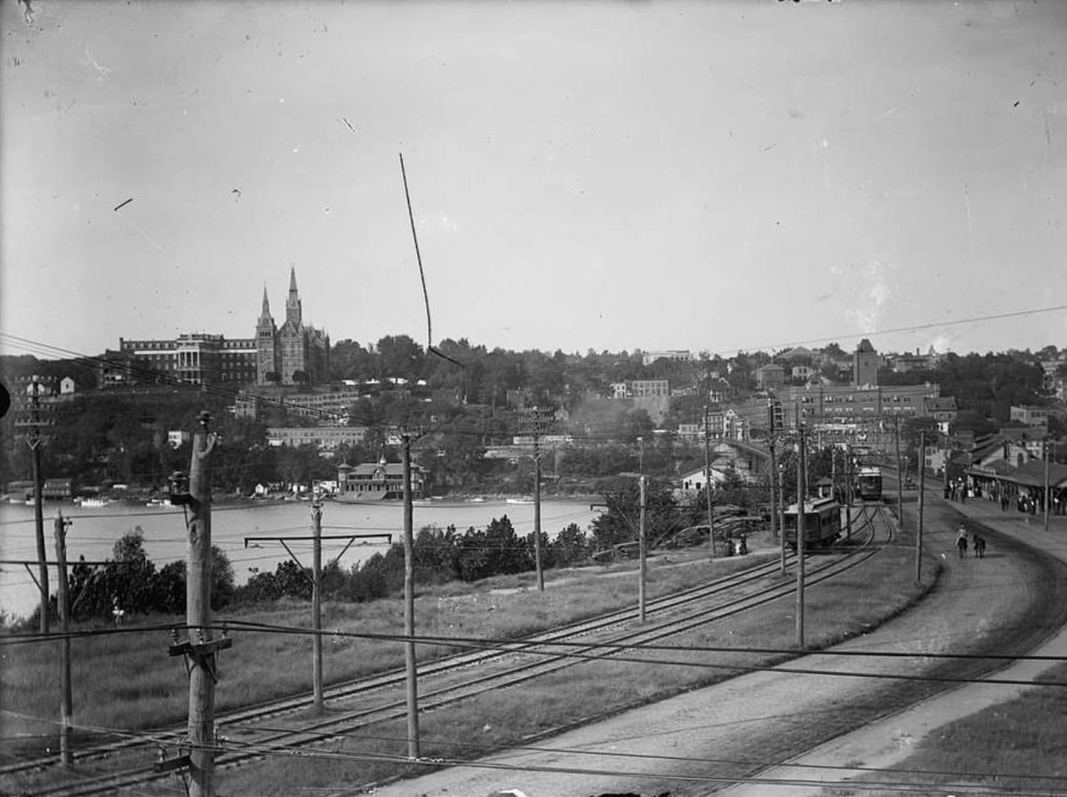 Ryan Musser (@musserryan) on Twitter photo <a href="/peterlafountain/">Peter La Fountain</a> Just last night someone posted on the “DC Metro Area - Vintage Photos” Facebook group this photo from late 1800s/early 1900s of Georgetown as viewed from Rosslyn, with trolley lines using the Acqueduct Bridge to cross the Potomac. <a href="/peterlafountain/">Peter La Fountain</a> Just last night someone posted on the “DC Metro Area - Vintage Photos” Facebook group this photo from late 1800s/early 1900s of Georgetown as viewed from Rosslyn, with trolley lines using the Acqueduct Bridge to cross the Potomac.
