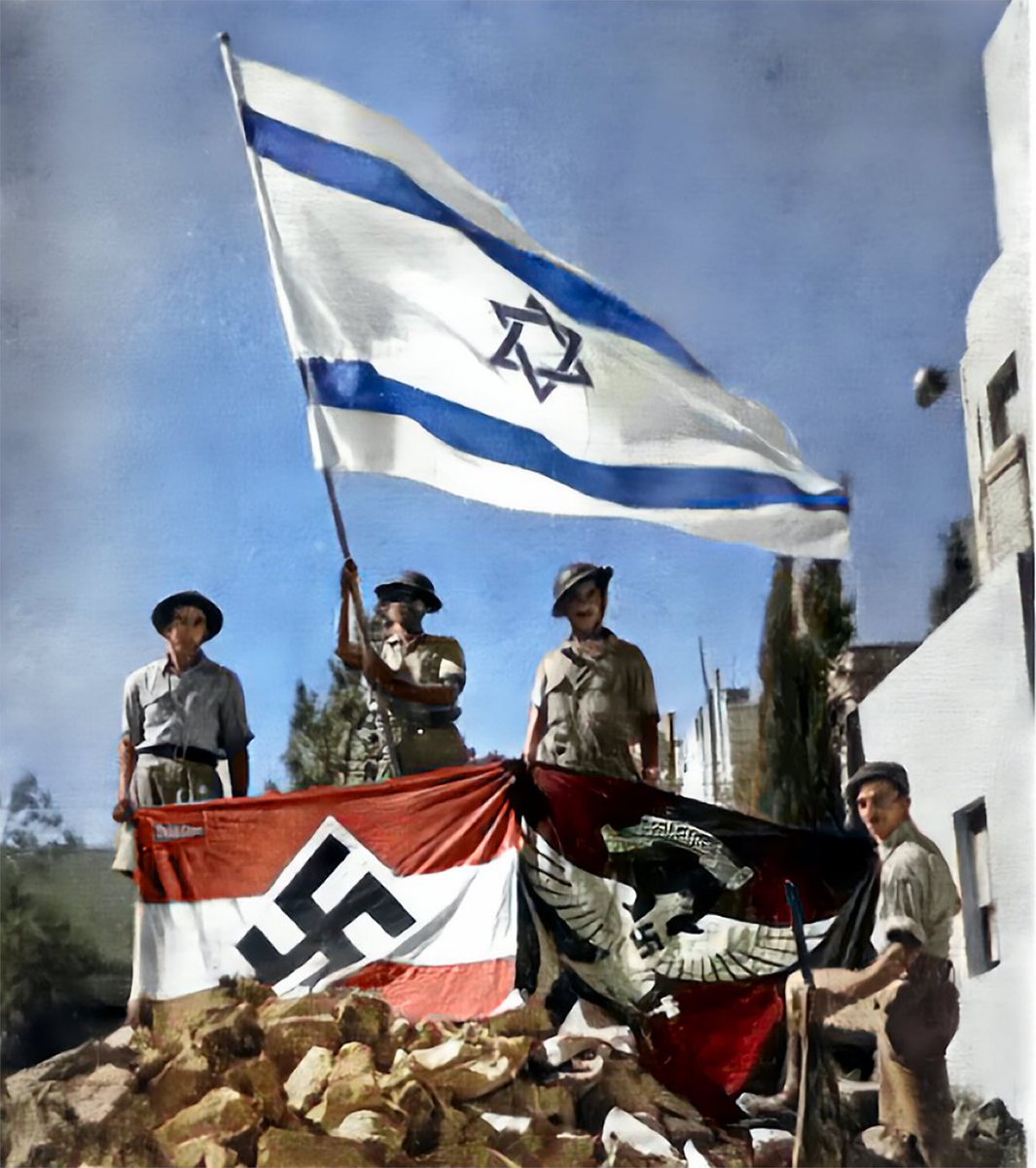 Me comentan por WhatsApp que esta imagen de archivo de sionistas en Jerusalén, no está sentando bien entre los defensores de Israel. Ya sabéis, no la compartáis que se pueden molestar.