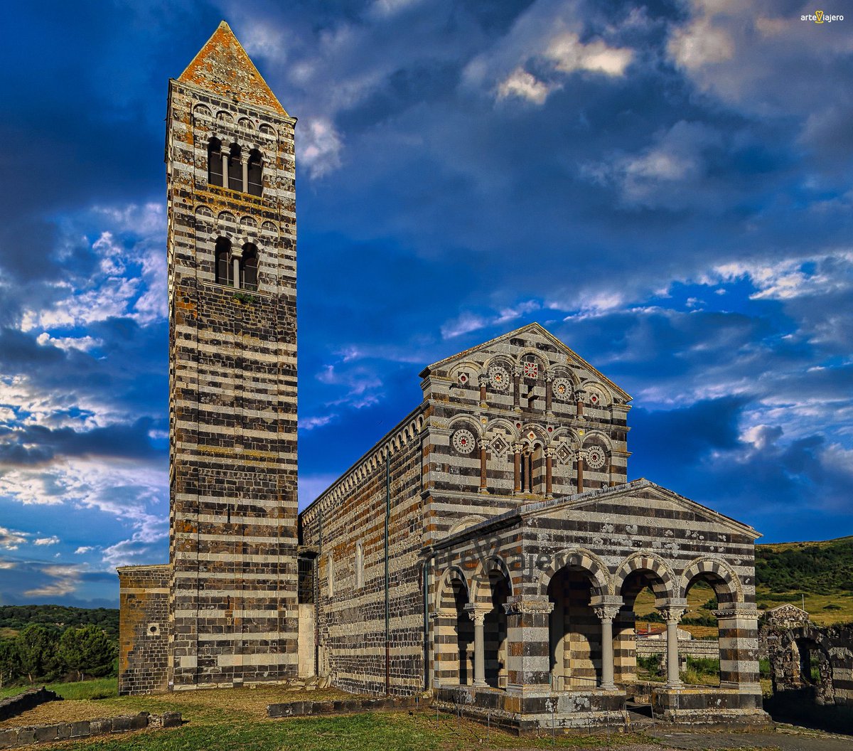 Basílica de Saccargia, finalizada en el año 1116. Esta magnífica iglesia está considerada como una de las máximas cimas que alcanza la arquitectura románica en la isla de Cerdeña (Italia) #FelizLunes #photography #travel