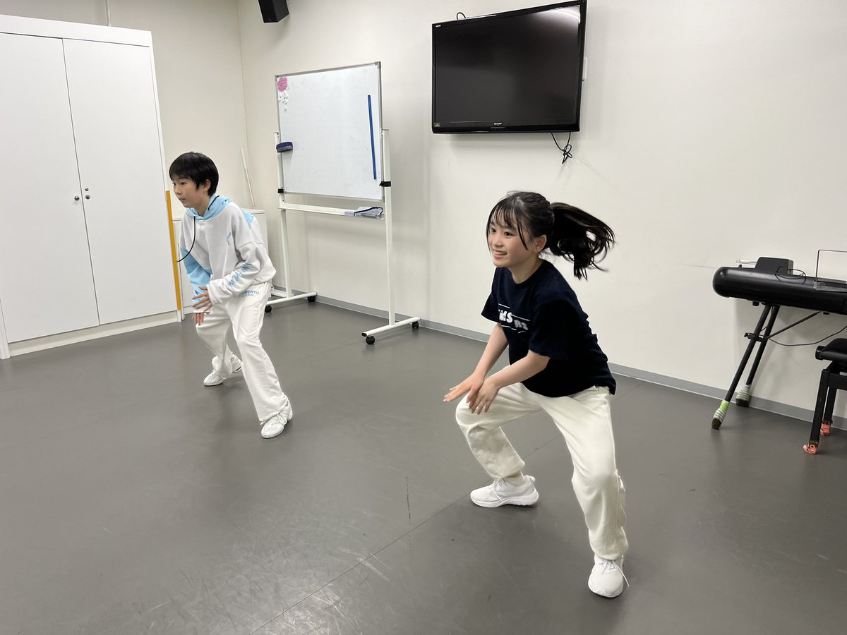 theatre_sendai's tweet image. おはようございます🌛
先程 #GEMSTARS のメンバーの #今野光貴 と #中田煌理 が、レッスン後に「自主練習をしたいからスタジオを使ってもいいですか！」と勢いよく受付に来てくれました‼️ みなぎるやる気が伝わってきて受付スタッフも嬉しさでにっこりです😊

 #テアトルアカデミー