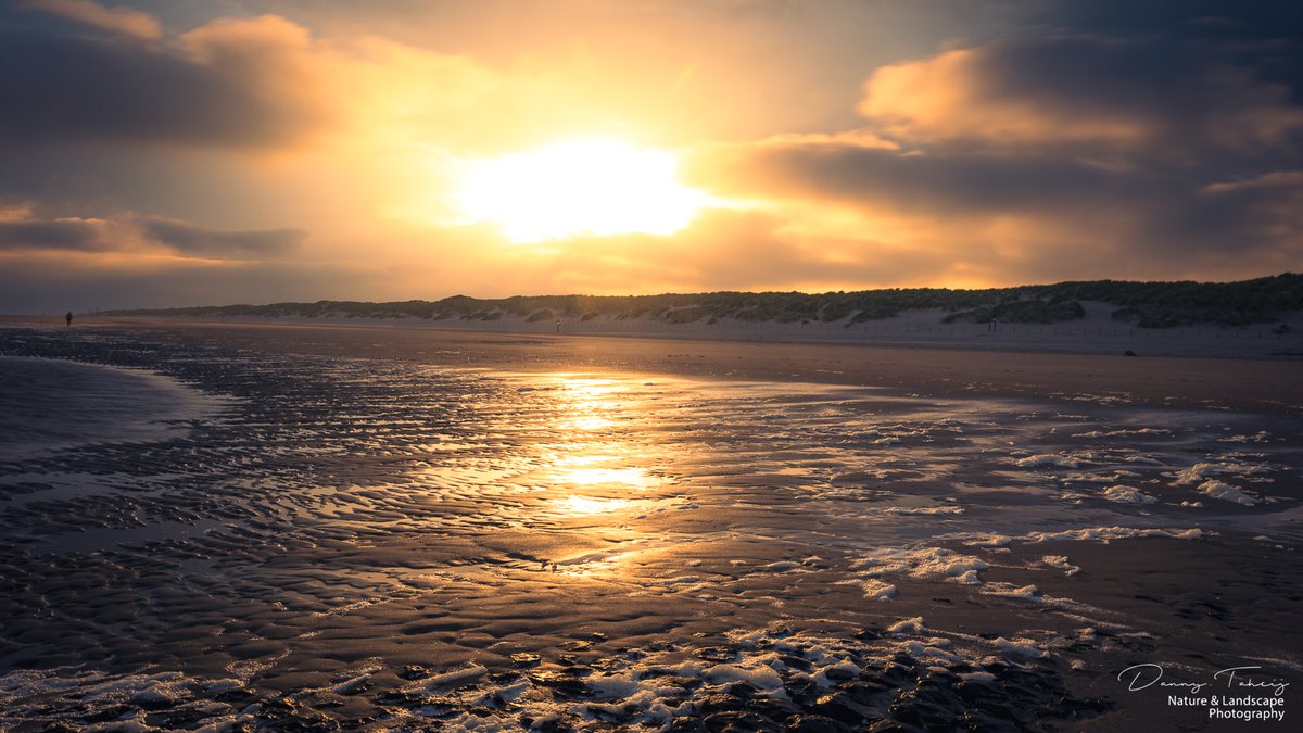 DannyTaheij's tweet photo. Vanmorgen met zonsopkomst bij Arendsduin.
voor de regen kwam, kwam eerst de zon nog even kijken. @dezeekust @DZK_Westland @NPHollandsduin @ZHLandschap @Bezoek_westland @GemWestland #westland #dezeekust #duinbehoud #nikonnl #nikon #leofoto #shimoda #kasefilters https://t.co/bAIEumrrIo