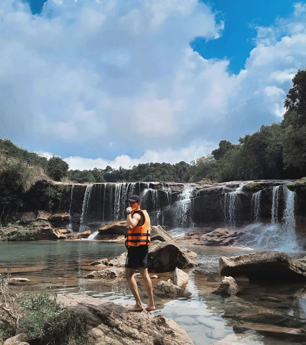 Immerse yourself in the soothing sounds of Mawsawa Falls and let it cleanse your body mind and soul! 📍Mawsawa Falls East Khasi Hills District Credits: Mimo Shun