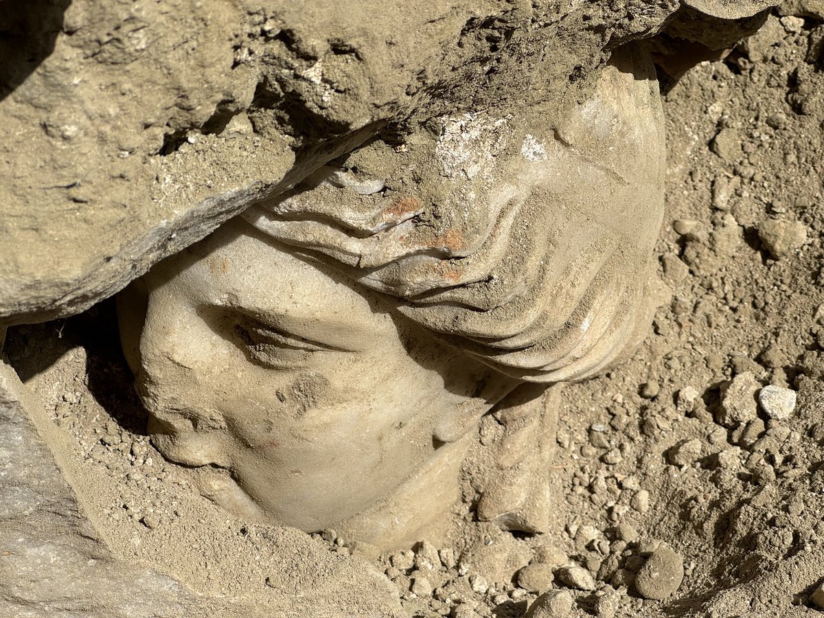 Denizli Laodikeia Antik Kenti’nde 2100 yıllık Hygeia (Sağlık Tanrıçası) heykeli bulundu. 

Kaynak: Kazılar Dairesi Başkanlığı