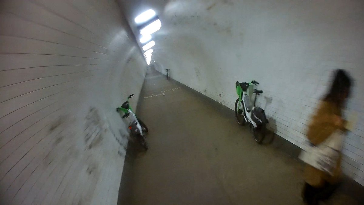 Bastett's tweet photo. Hey @limebike there are no less than 15 (!!) Lime Bikes in the Greenwich Foot Tunnel.
Please send some people to come get them. They will need to be fit, as the lifts don't work.
CC @TfL https://t.co/AngKsCbbV1