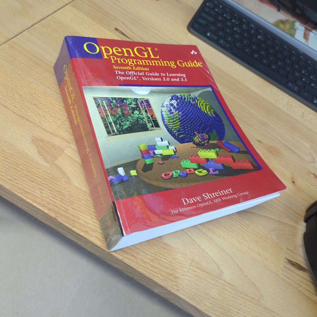 Me pregunto si podría sacar algo por el red book de OpenGL (7a edición). Está perfecto, sin uso ninguno.