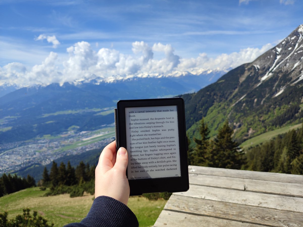 Artemis_1707's tweet photo. Found the perfect spot to read Sounds of the City by @StaceyE706 😎 https://t.co/bEJ9iwr5ge