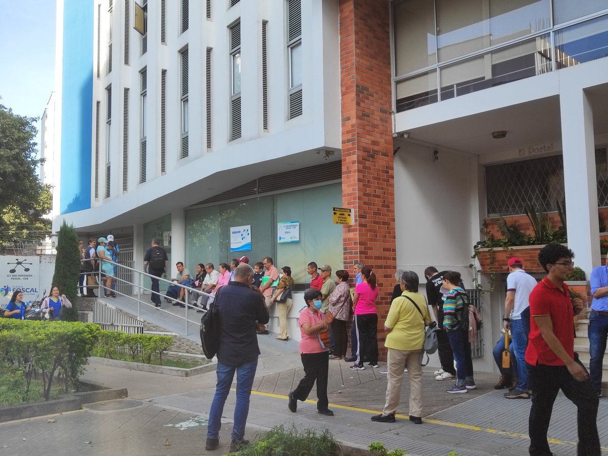 CaracolBga's tweet image. 🔴#Bucaramanga | Desde tempranas horas usuarios de la fundación Avanzar hacen fila en #Cabecera. 

Algunos docentes explican que vía telefónica y web es imposible sacar citas médicas. 

Otros comentan que por los nuevos traslados llegan más usuarios a este punto de atención.