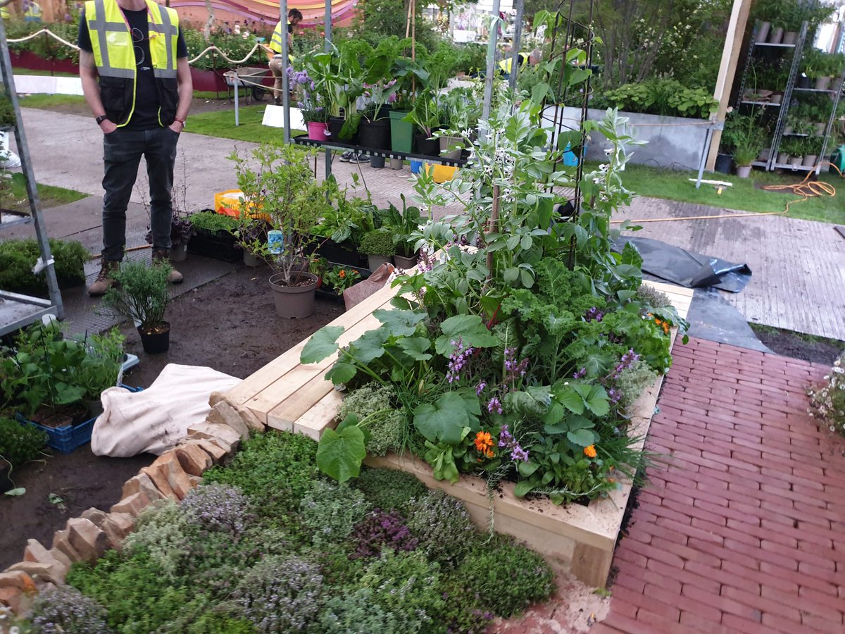 GroundControlGC's tweet image. Our Chelsea Flower build with the @BumblebeeTrust

Showcasing natural UK landscapes, the 'Diversity is Queen' exhibition will show the importance of diversity for our bumblebee species.

A perfect message on #WorldBeeDay🐝

Explore the stand⬇️
ground-control.co.uk/about/our-cust…

#RHSChelsea
