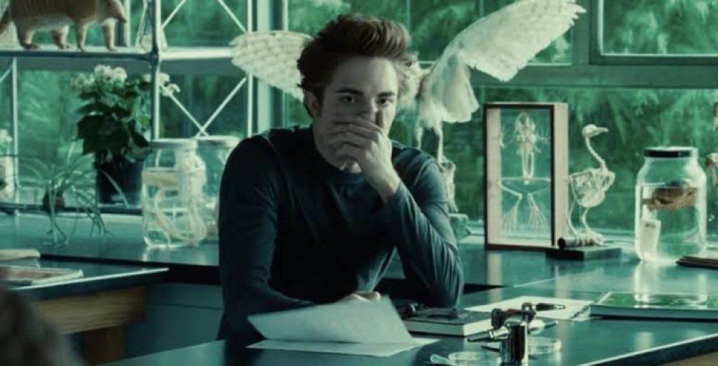 poptime's tweet photo. Até hoje penso na reação do Edward ao sentir o cheiro da Bella pela primeira vez em “Crepúsculo”. 🗣️ https://t.co/IWKjwIJRVM