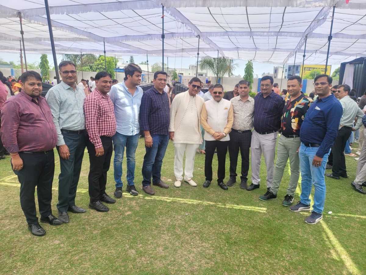 SohanBoob's tweet photo. @AnilSinghvi_ 
सर,
आज राजसमंद में हो
ये जोधपुर वा��े नवीन जी तापड़िया है आप के साथ
और उनका ग्रुप हैं
जिनकी प्रसंशा आशु जी बहुत करते हैं आप के साथ
अब सरजी
कभी जोधपुर का प्लान रखो
तो हम भी सूरत से जोधपुर आवे https://t.co/ERyAVHB4lG