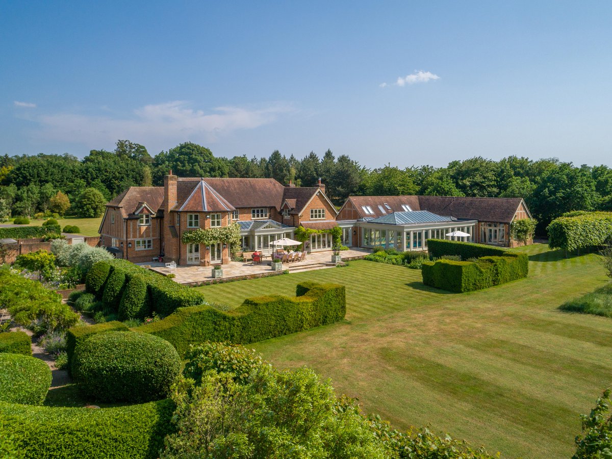 Mays Green Park is a beautiful Arts and Crafts style #familyhome, that has been finished to an incredibly high standard. Tucked away amidst around 18 acres of manicured gardens and parkland in Oxfordshire. ➡️ savi.li/6017YZc55