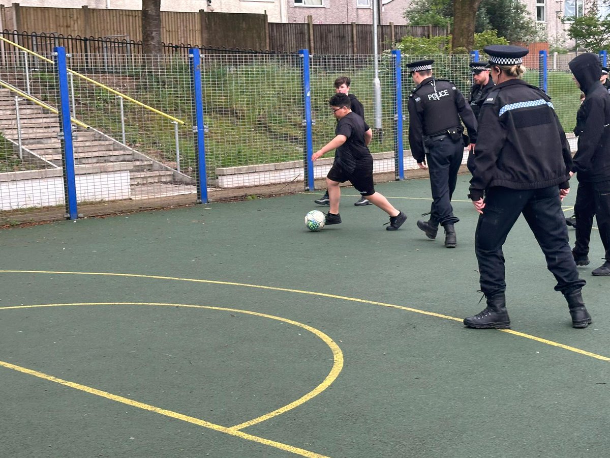 👮 In support of #KnifeCrimeAwarenessWeek, representatives from @SkemPolice visited our #PLKicks football session at Tanhouse Community Centre on Friday! They got involved with a fun football session and delivered a workshop on the dangers associated with knives. #wafc 🔵⚪️