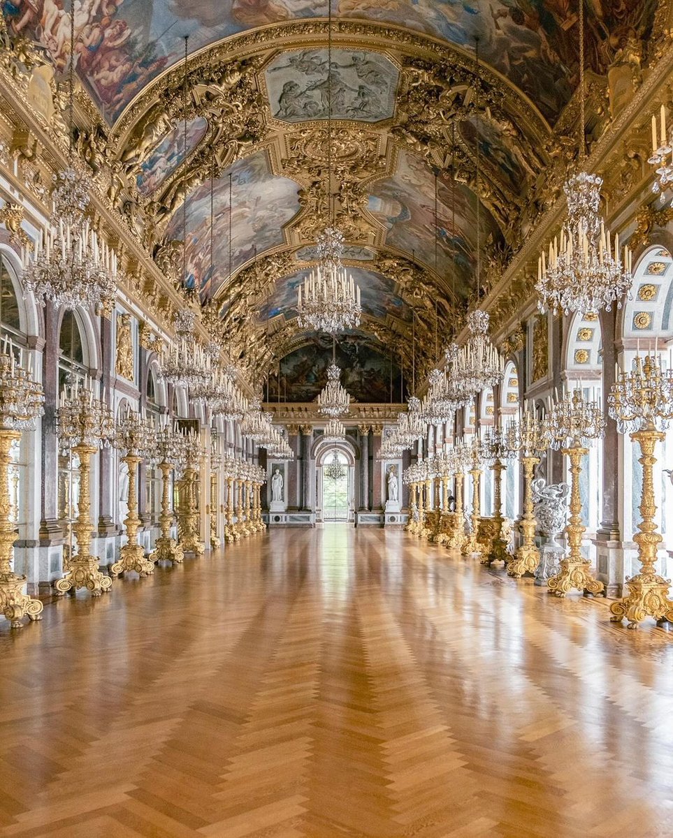 📍Schloss Nymphenburg, situated in Munich, Germany, is a splendid Baroque palace with origins dating back to the 17th century ⚜️🇩🇪 #Germany #Munich #Monday