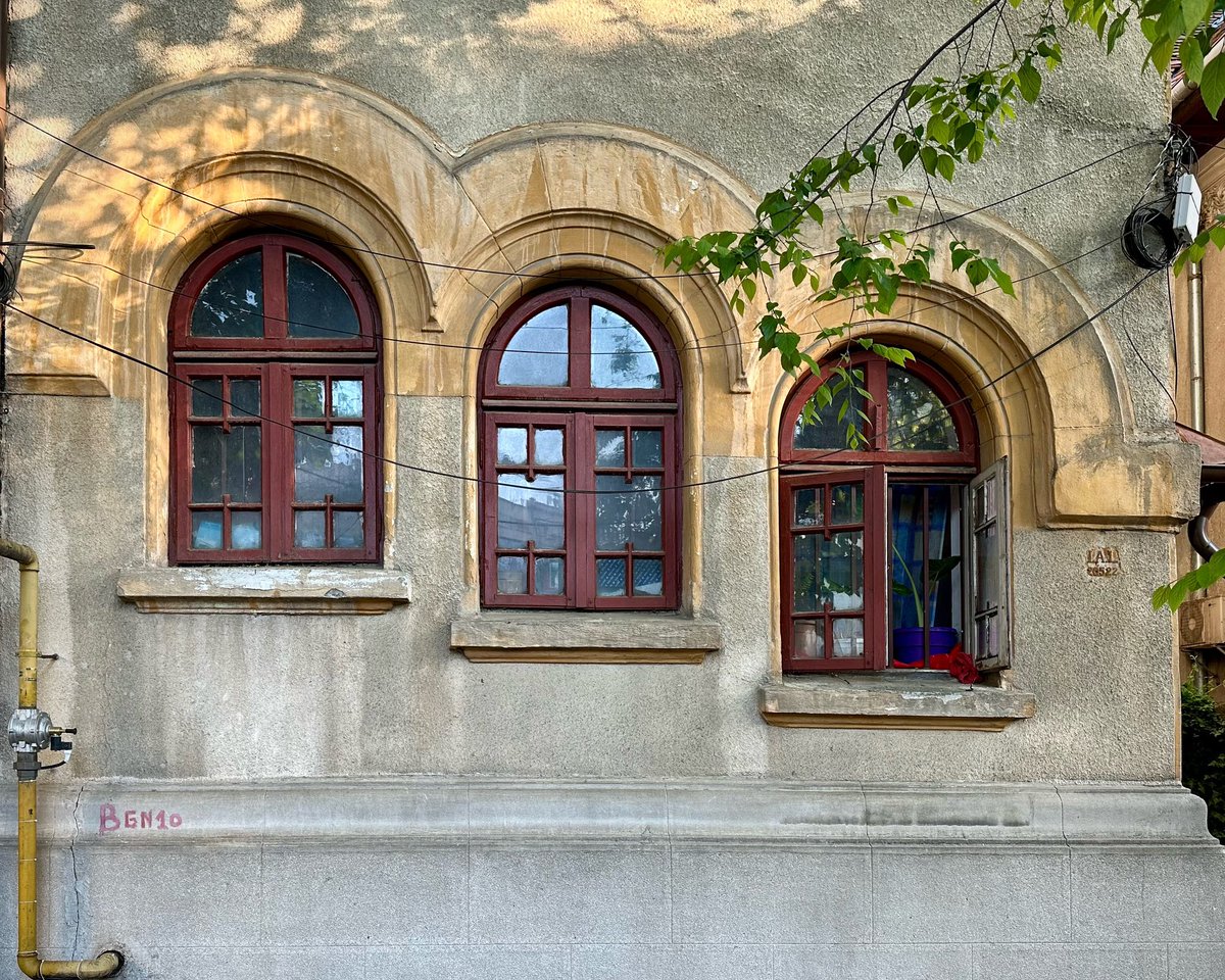 Unusual row of Neo-Romanian style Windows (house built in the late 1920s), in Icoanei area of Bucharest. #neoromanian #bucharest #balkans #southeasteurope #casedeepoca #valentinmandache