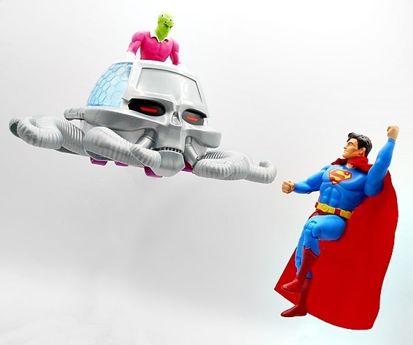 Today on FFZ: DC Super Powers Braniac and Skull Ship by McFarlane! figurefanzero.com/2024/05/20/dc-…
