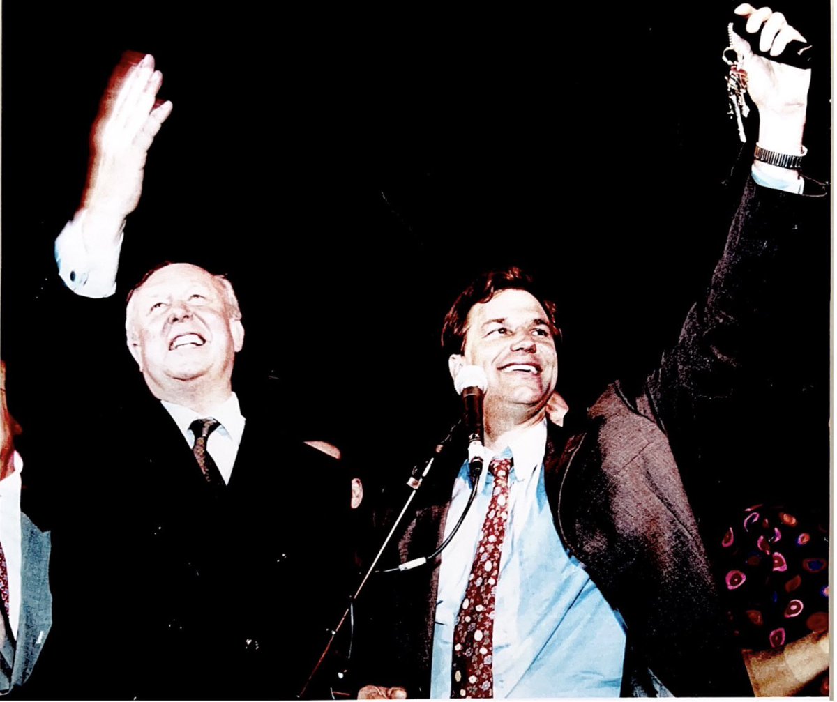 On me pose beaucoup, aujourd’hui, la question de ma « meilleure anecdote » avec Jean-Claude Gaudin ! Incontestablement, ce soir du 18 juin 1995, après la victoire, clefs de la ville en main. Dans l’unité, le rassemblement de nos familles politiques au service de Marseille !