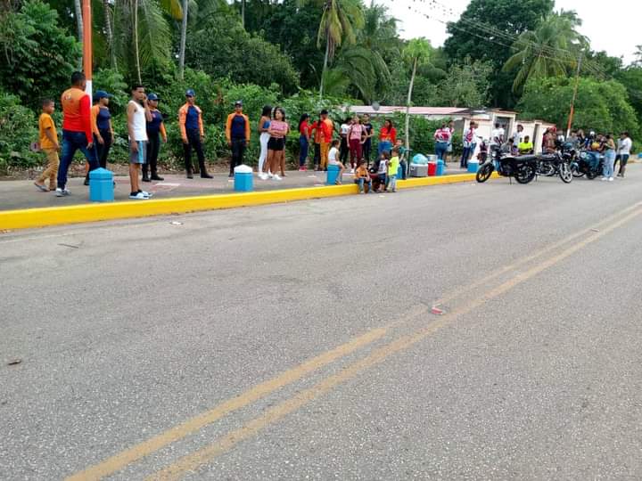PCAD_Sucre_Ve's tweet photo. Desde la Alcaldia del municipio Andrés Eloy Blanco, Como parte de los programas de atención social que lleva adelante el presidente de la República, Nicolás Maduro, realizaron una jornada de Plan Amor, Pinta Carita, Barberia, Moto Pirueta, entre otros.

@PCivil_Ve
@GPintoVzla https://t.co/RI5BLok98f