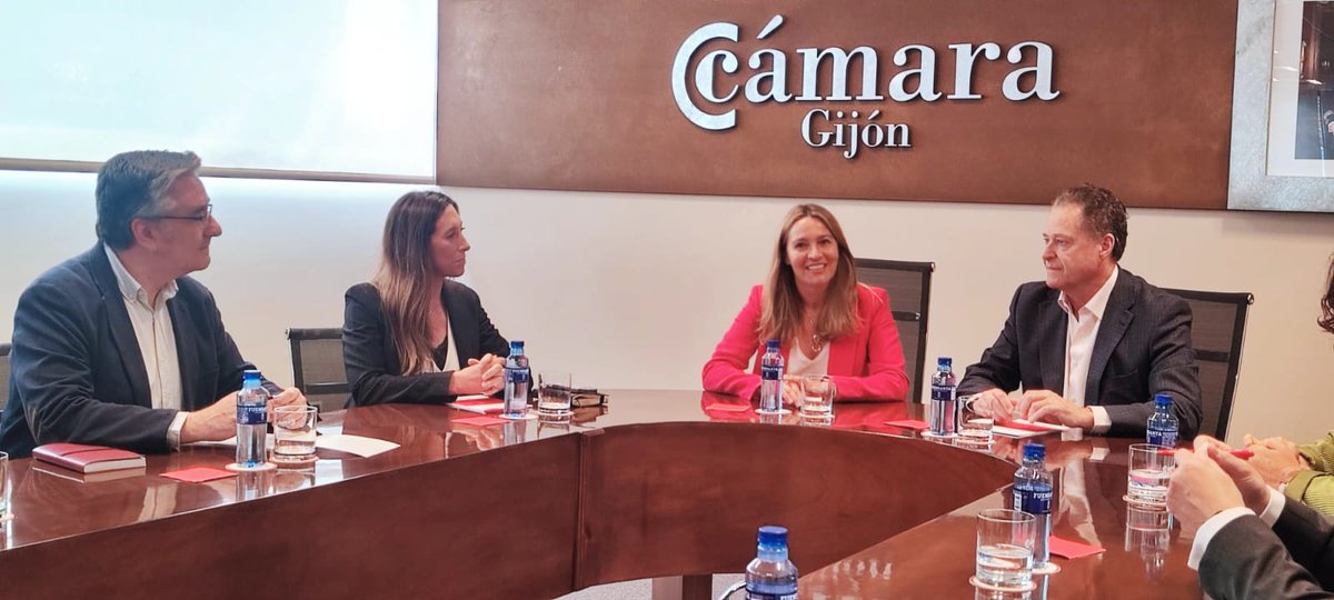 La candidata asturiana del PP a los comicios europeos, @susanasolisp, advierte desde la Cámara de Comercio de Gijón que 'los fondos europeos no están llegando a las pymes, a la economía real'