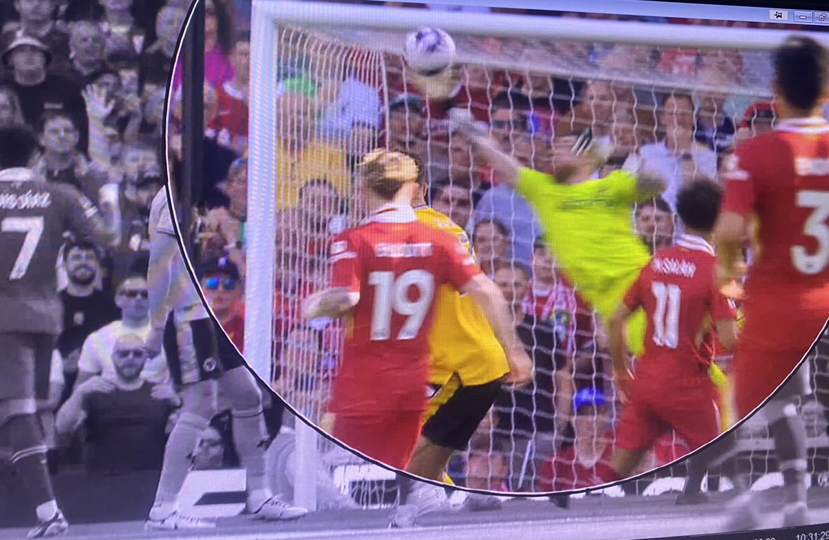 NeilMellor33's tweet photo. Salah denied his 26th goal of season by a brilliant save by José Sá #Salah #TopBin #Save #LFC #ReviewShow https://t.co/KEVd27jcvO