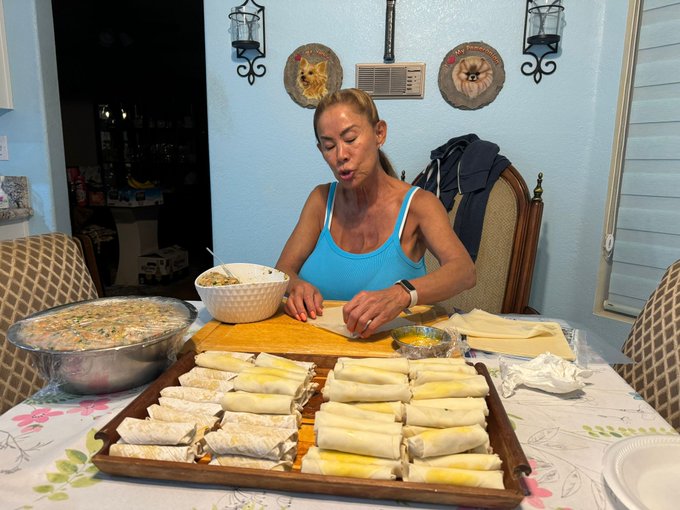 Everybody love my eggrolls... Who wants to video chat with me? Minkavip@gmail.com https://t.co/SJgGQ