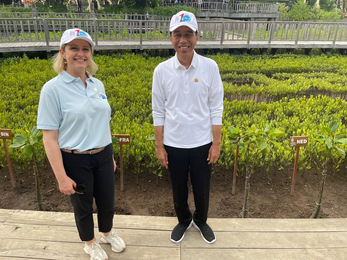 Very fruitful 2nd day @WWaterForum10! @barbarapompili took the floor at the High-level meeting to recall 🇫🇷 priorities on #water & the #OneWaterSummit, and signed the #G20 #GBFA Letter of Intent. She was then honored to discover a mangrove plantation with 🇮🇩 President Widodo.