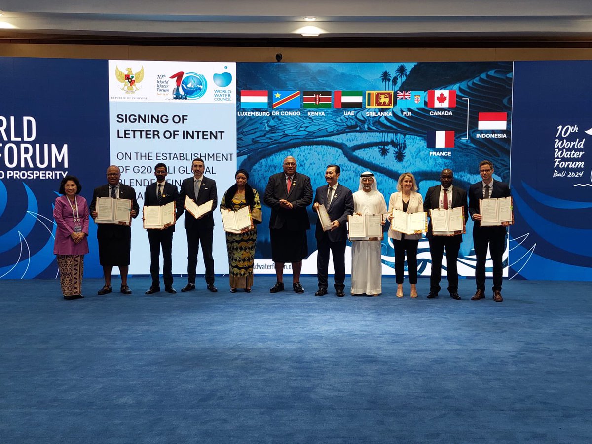 oneplanetsummit's tweet photo. Very fruitful 2nd day @WWaterForum10!
@barbarapompili took the floor at the High-level meeting to recall 🇫🇷 priorities on #water & the #OneWaterSummit, and signed the #G20 #GBFA Letter of Intent.
She was then honored to discover a mangrove plantation with 🇮🇩 President Widodo. https://t.co/insnEtvkDH