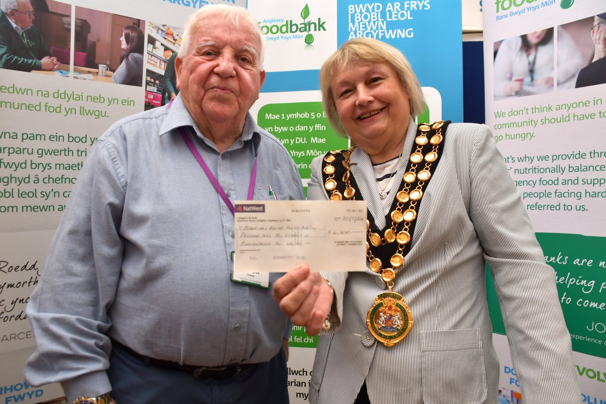 Outgoing Council Chair, Cllr Margaret Roberts, has presented Anglesey Foodbank with a large donation. The Foodbank was Margaret's charity during her year as the Council’s civic head. Today, she visited Holyhead to present Roy Fyles with a cheque for £4,300. 1/2 @nedwynjohn