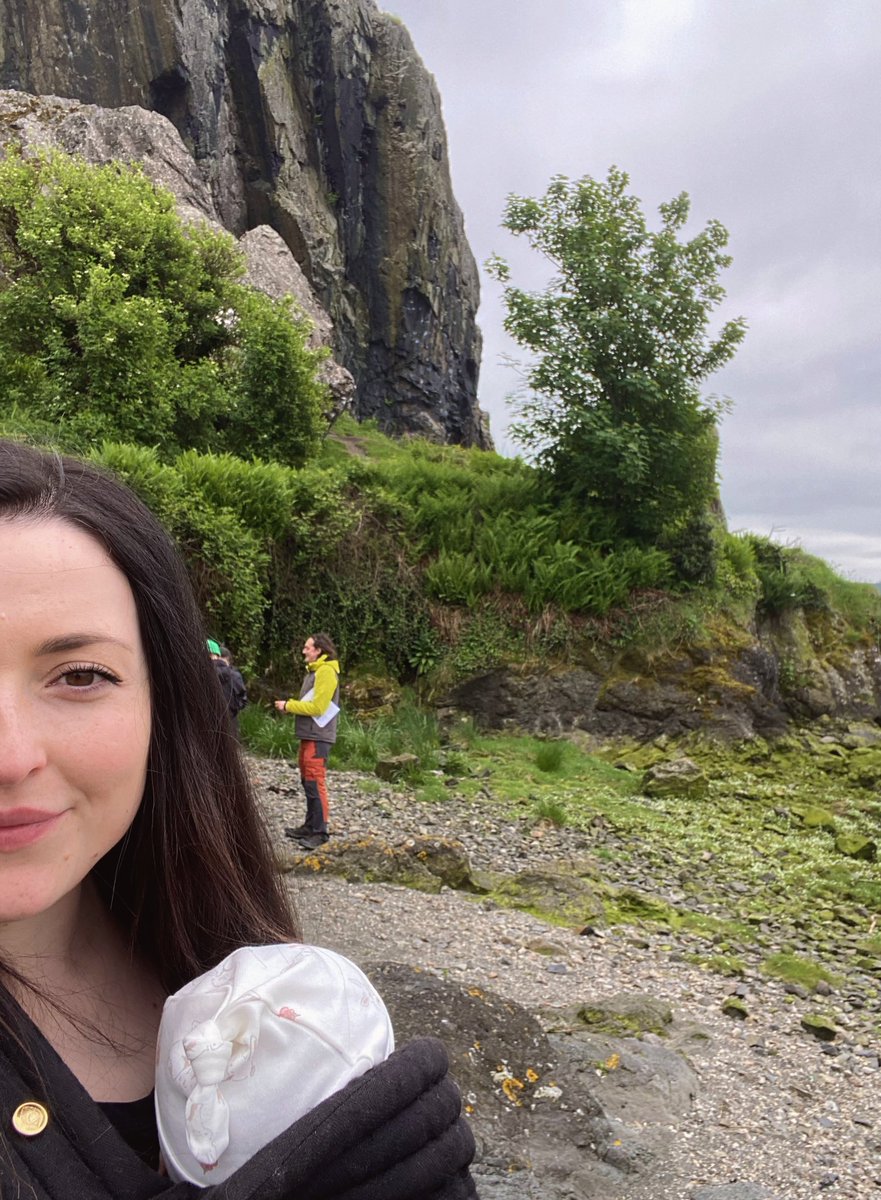 Baby’s first geology field trip! Such a nice morning joining @Daly_Planet & team exploring the volcanics around Dumbarton Rock 🪨 @UofGGES #MaternityLeave