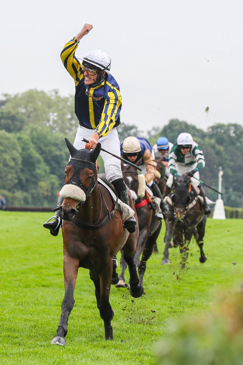 Following all the excitement yesterday @Hippo_Auteuil and after drinking my body weight In champagne I’d just like to thank the owners @JonesToby86 @JamesFGun @sutto821 @Jacobwebb9622 the the trainer Mr Delaunay and most of all IGOR ! Took 10 years but it was worth the wait !