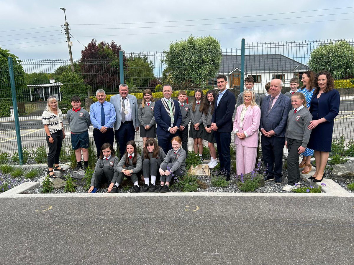 Congratulations to all the pupils, staff & parents at St Mary's NS, Virginia today on the official opening of new Safe Routes to School facilities - promoting active travel for all. Delighted to launch the initiative alongside @NiamhSmythTD & Cathaoirleach Cllr. Philip Brady.