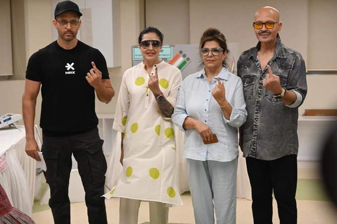 #LokSabhaElections2024 | @iHrithik, father @RakeshRoshan_N cast their votes in the #LokSabhaElections LIVE updates here: telegraphindia.com/elections/lok-…