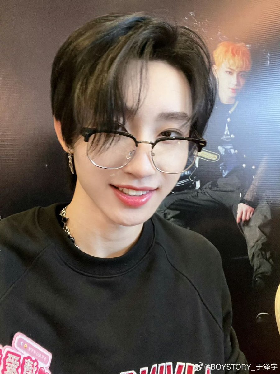 luvszeyu's tweet photo. [240519] Zeyu Weibo Update~ 🐟

Caption:
今日份自拍 重庆很舒服下次还来

#我的旅行碎片# 🐟#致可爱的你#

Translate:
Today’s selfie. Chongqing is very comfortable. I’ll come back next time.

#boystory #yuzeyu #于泽宇 #boystoryjyp #boystoryofficial

[1/2] https://t.co/tSSwLbLvLL