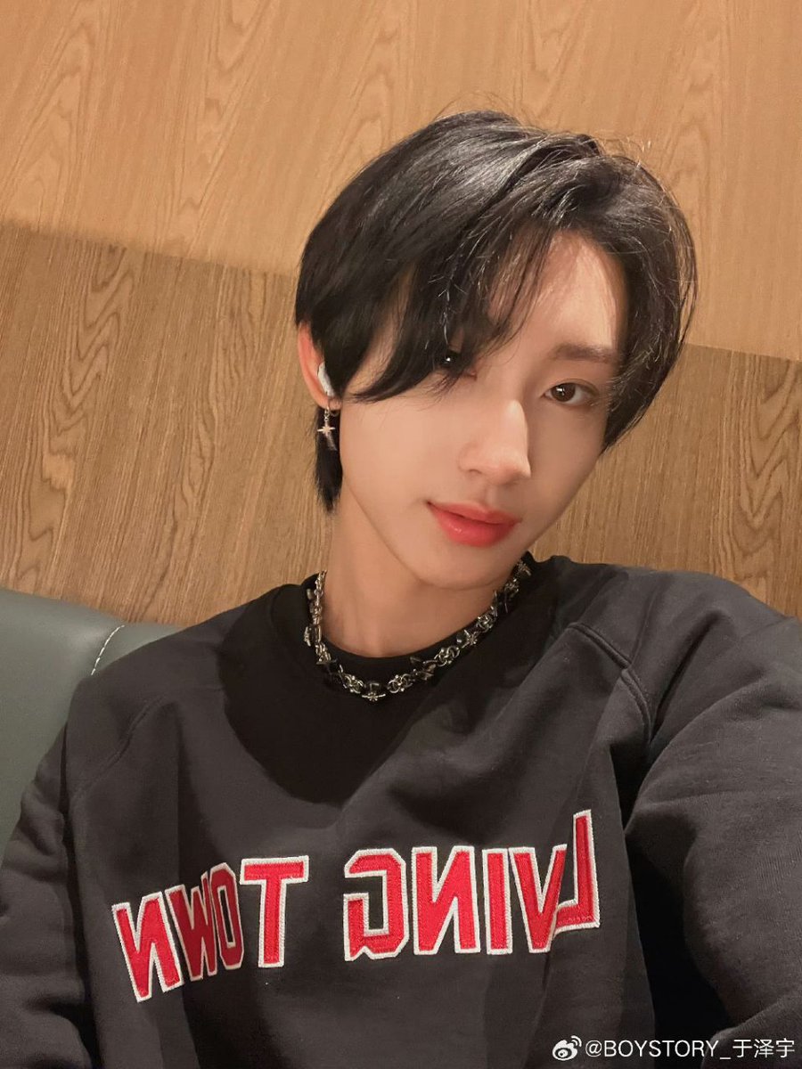 luvszeyu's tweet photo. [240519] Zeyu Weibo Update~ 🐟

Caption:
今日份自拍 重庆很舒服下次还来

#我的旅行碎片# 🐟#致可爱的你#

Translate:
Today’s selfie. Chongqing is very comfortable. I’ll come back next time.

#boystory #yuzeyu #于泽宇 #boystoryjyp #boystoryofficial

[1/2] https://t.co/tSSwLbLvLL