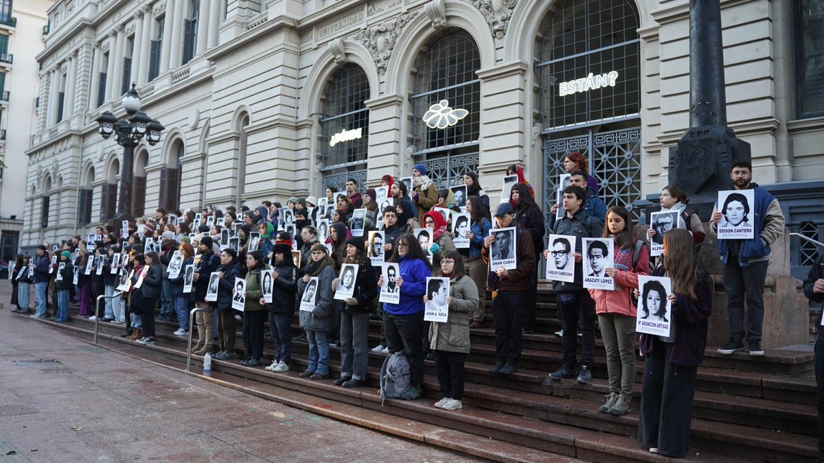 📍 Hoy, en el marco de la #MarchaDelSilencio, <a href="/asceepfeuu/">FEUU - URUGUAY</a> realizó el 4º «Amanecer por la Memoria» en la Explanada de la #Udelar.

Posteriormente, hizo entrega de un reconocimiento a la lucha de <a href="/famidesa/">Famidesa</a>.
