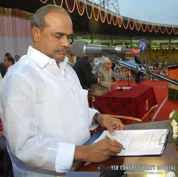 JangamSatyababu's tweet photo. "20-05-2009" న రెండవ సారి ముఖ్యమంత్రి గా ప్రమాణ స్వీకారం చేసిన పెద్దాయన... నేటితో 15 యేళ్లు

#YSRLivesON ❤️ #YSRCPForever 🇸🇱 https://t.co/tHF0zdi47n