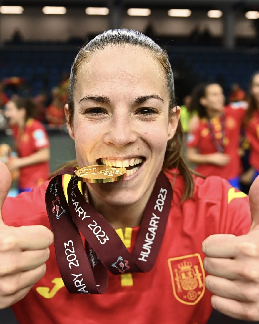 👑 𝐋𝐚 𝐦𝐞𝐣𝐨𝐫 𝐣𝐮𝐠𝐚𝐝𝐨𝐫𝐚 𝐝𝐞𝐥 𝐦𝐮𝐧𝐝𝐨 👑 Peque, 'Best Women's Player in the World' de fútbol sala en 2022. ▪️ Es la segunda española en conseguirlo tras Eva Manguán (2007). ▪️ Sucede a Amandinha, la campeona en las últimas ocho ediciones.