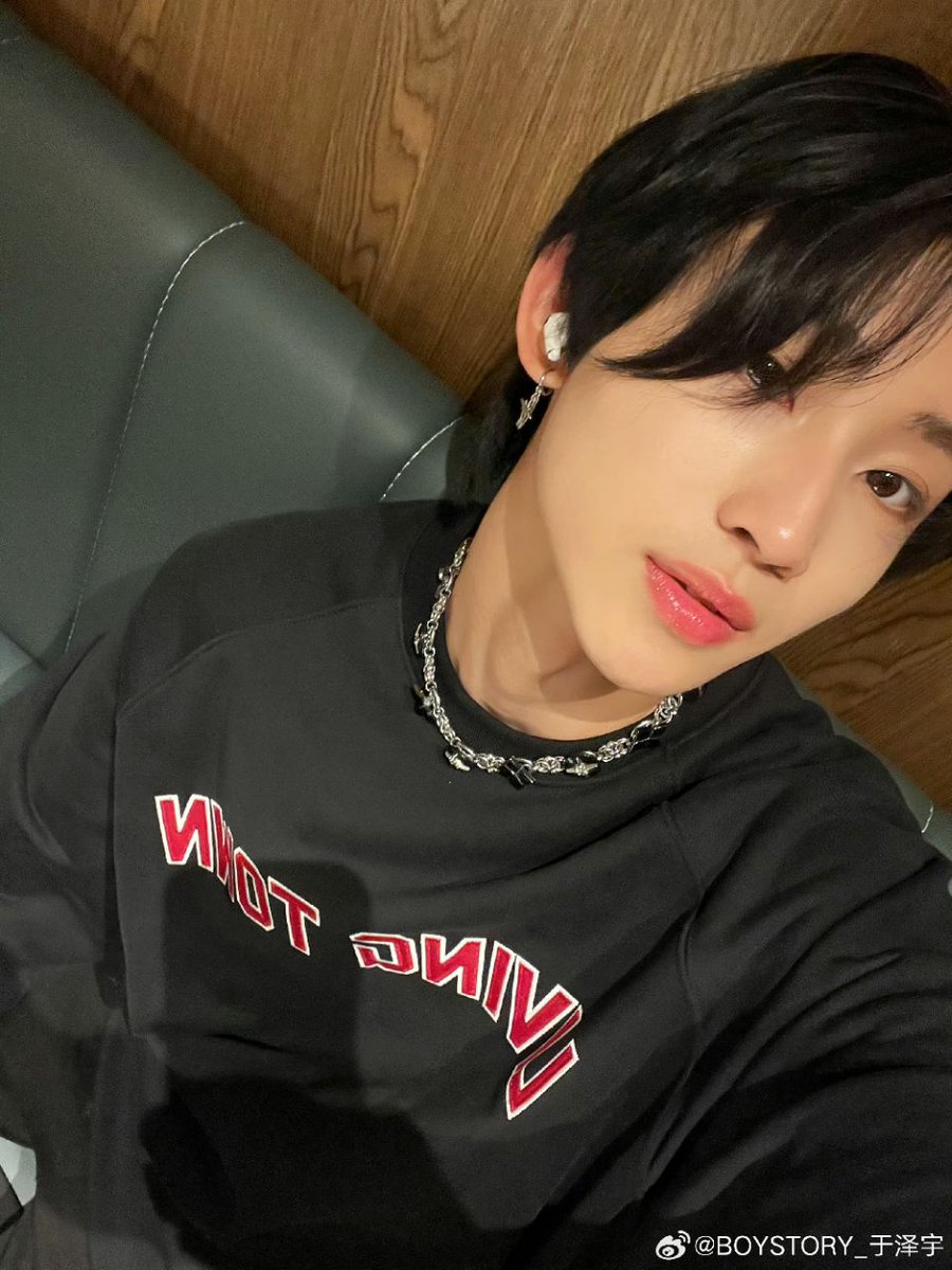 luvszeyu's tweet photo. [240519] Zeyu Weibo Update~ 🐟

Caption:
今日份自拍 重庆很舒服下次还来

#我的旅行碎片# 🐟#致可爱的你#

Translate:
Today’s selfie. Chongqing is very comfortable. I’ll come back next time.

#boystory #yuzeyu #于泽宇 #boystoryjyp #boystoryofficial

[2/2] https://t.co/jUS7gfrIYb