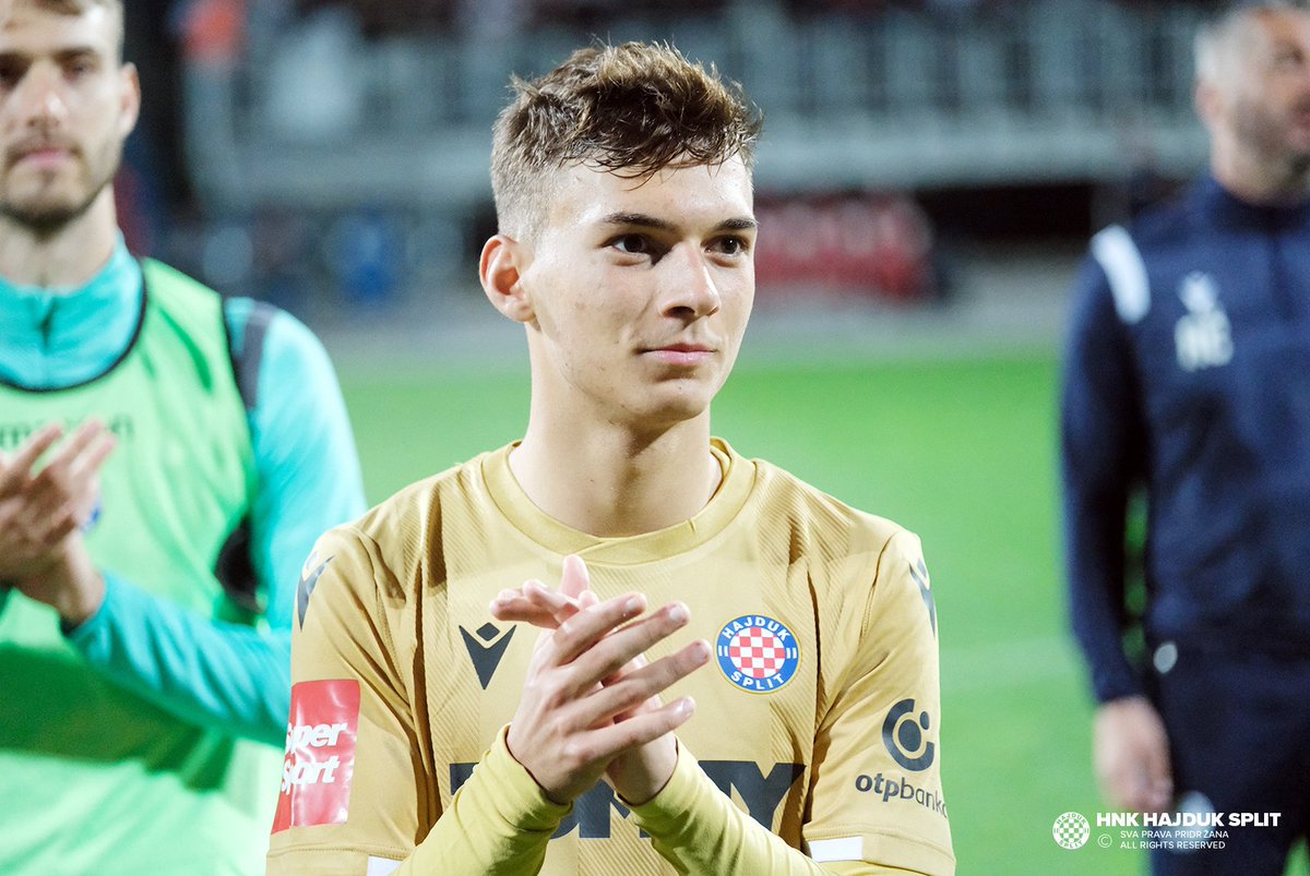 RdfTactics's tweet photo. 🚨 Niko Sigur (🇭🇷, 20) Scout Report ✍️ A Wonderkid NOBODY saw coming

Canadian-born who, in 2019, was playing for a 'C' team in Canada to then make his Hajduk Split debut in 2023.

✅ Modern Day Full-back ✅ Ground Duel Dominance ✅ Excellent Technical Skills ✅ Good Physical Characteristics ✅ Adaptability

https://t.co/VT9cOC8aY5