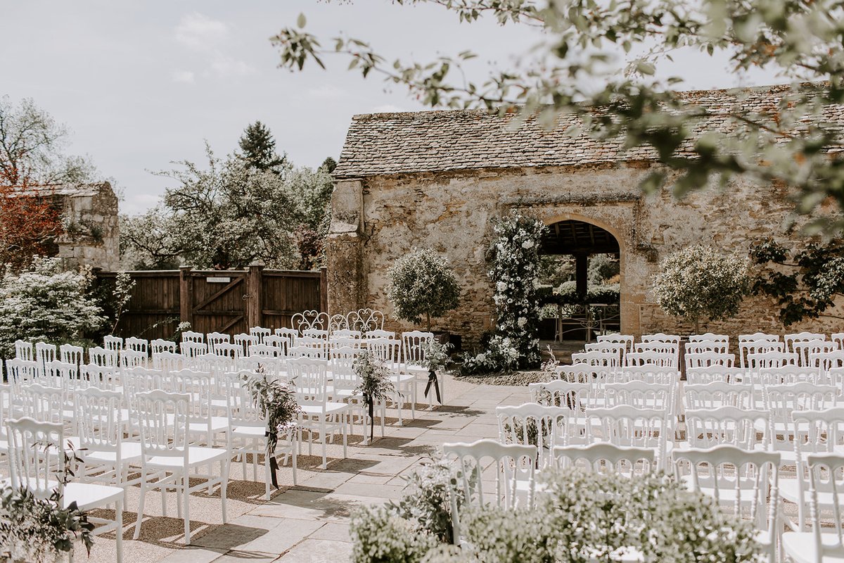 ExOxVenues's tweet photo. Caswell House is a licensed wedding venue steeped in history with self-catering accommodation for those who want to stay at the property.
Find out more ➡ https://t.co/M3u6D8SouM
#ExperienceOxfordshire #OxfordshireVenues #EOVenues #eventsprofs #eventsaregreat https://t.co/niStos9FKS
