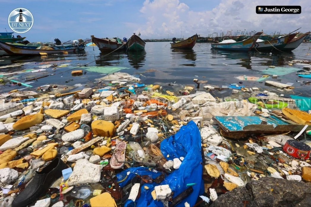 dt_next's tweet photo. Following a fishing ban, Kasimedu Harbour has turned into a plastic dump yard.
📷 @agam_justin
#DTNext #Kasimedu #Fishingban #blastic #habour #waterpollution #watercontamination #environment #fishing #healthissues #fishermen #chennai #chennainews #TNNews #newsupdate https://t.co/C62yxWMs8m