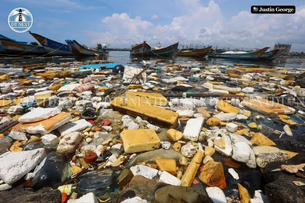 dt_next's tweet photo. Following a fishing ban, Kasimedu Harbour has turned into a plastic dump yard.
📷 @agam_justin
#DTNext #Kasimedu #Fishingban #blastic #habour #waterpollution #watercontamination #environment #fishing #healthissues #fishermen #chennai #chennainews #TNNews #newsupdate https://t.co/C62yxWMs8m