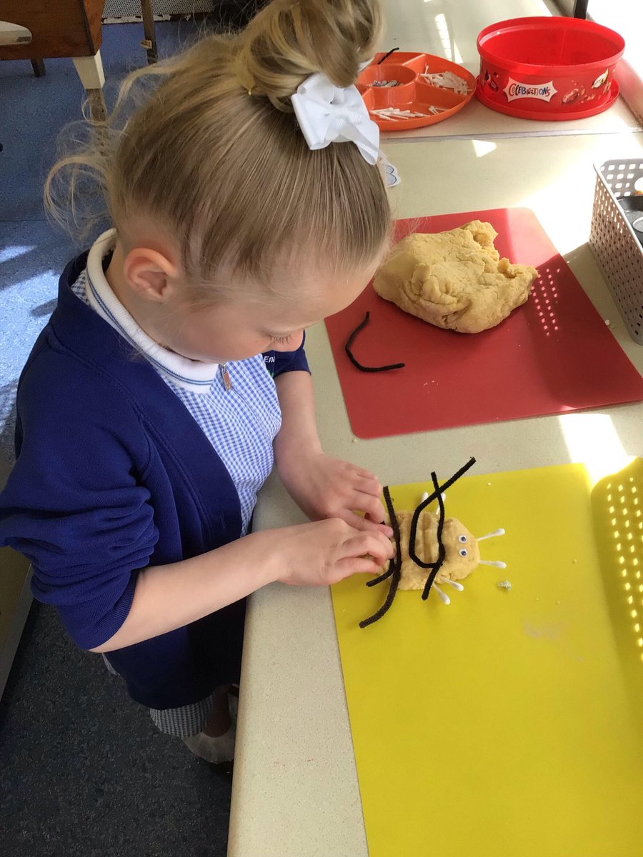BisphamEndowed's tweet photo. Today is World bee day 🐝 Reception have talked about how important bees are to us and talked about how they do a waggle dance to show the other bees where the pollen is. We have made bees in the play dough, made bee masks, had a go at drawing bees and tasted honey! 🐝🐝 https://t.co/2xIdCklLw7
