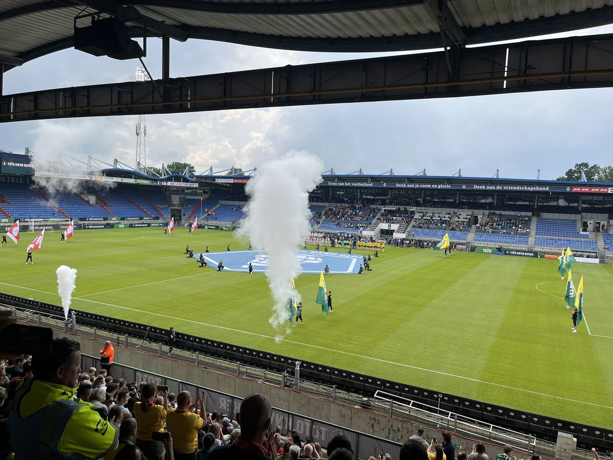 Dag @loopmaatjes, vanochtend #herstelloop T1, nu in Tilburg, #bekerfinale vrouwen #ajafor dochter hardloopvriend speelt bij Fortuna #14